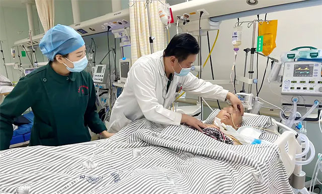 團(tuán)隊骨干查峰醫(yī)生為元老伯查體